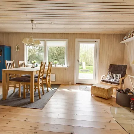 Three-bedroom Holiday In * Hals