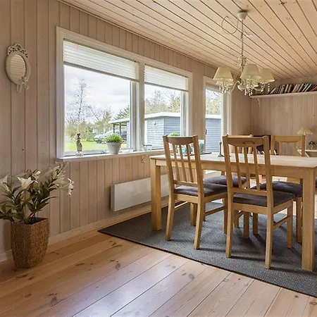 Three-bedroom Holiday In * Hals